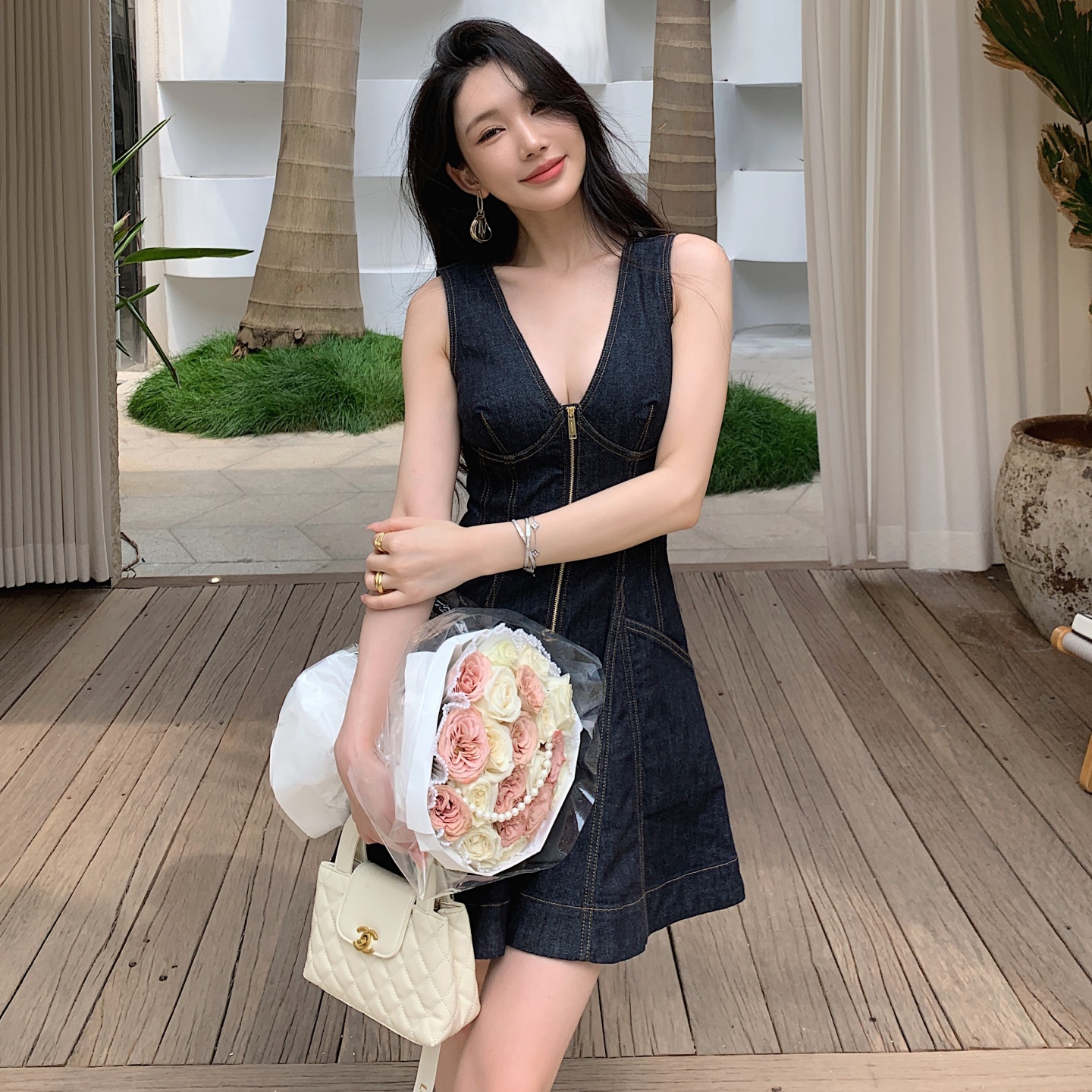 纯欲风性感V领无袖蓝黑牛仔知性连衣裙高级洋气好看收腰显瘦裙子