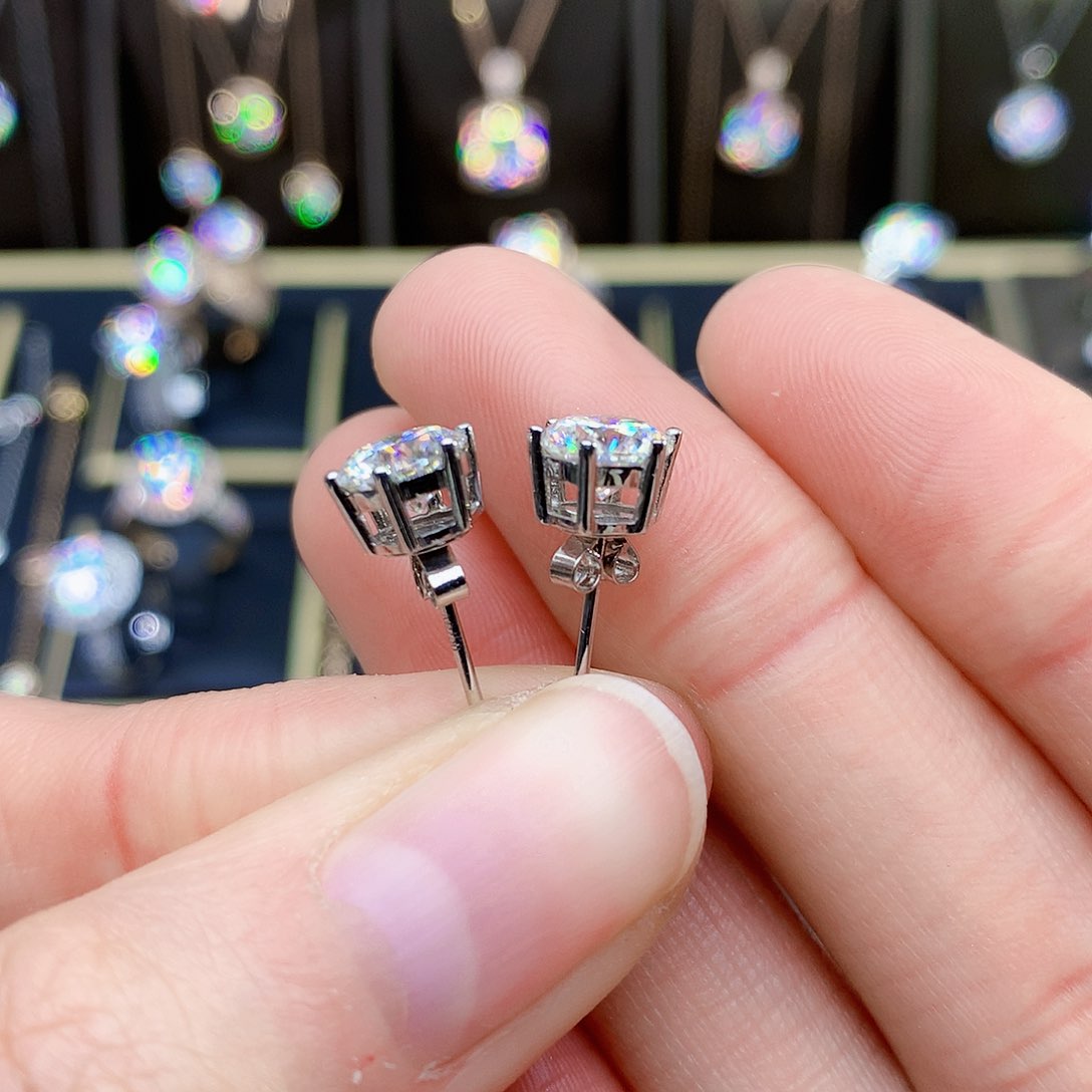 合成碳硅石（莫桑石）耳饰18K金镶嵌