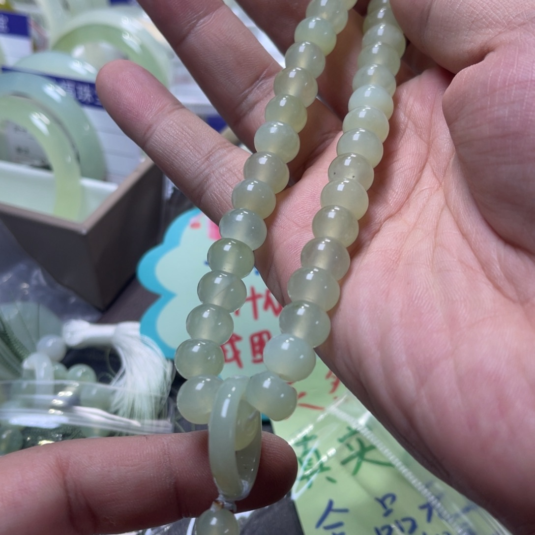 蛇纹石玉颈饰未镶嵌