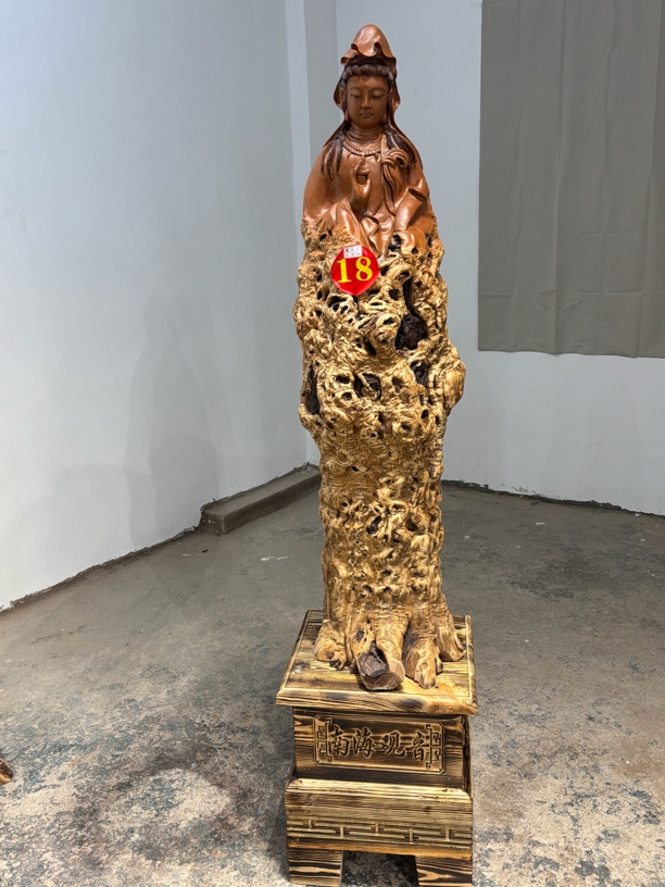 龙纹古枣木雕刻人物观音