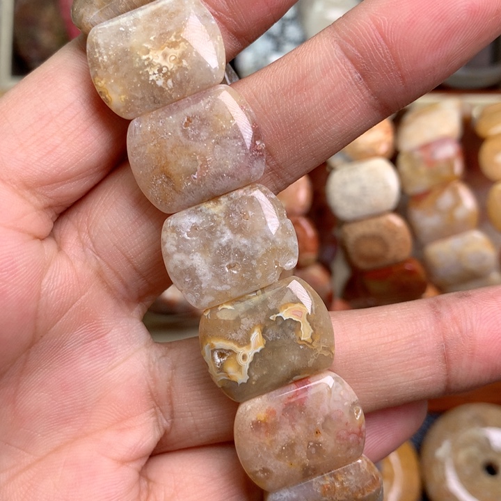 硅化珊瑚（珊瑚玉）未镶嵌颈饰有裂