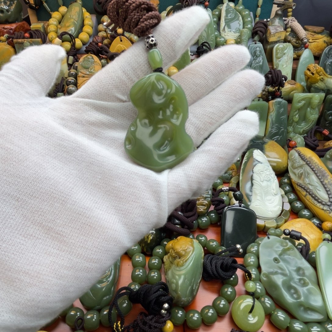 岫岩老玉（透闪石质玉）未镶嵌颈饰