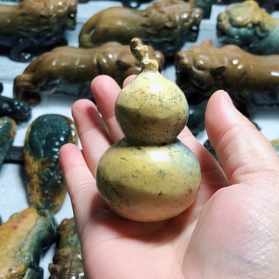 岫岩河磨玉（透闪石质玉）把件未镶嵌走****步