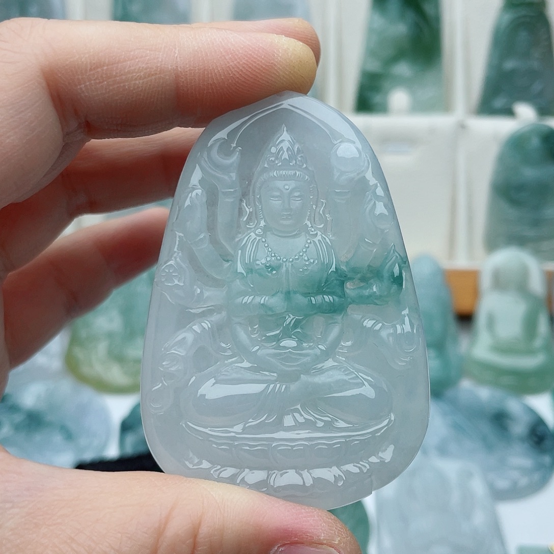 大***兵颈饰未镶嵌翡翠千手观音