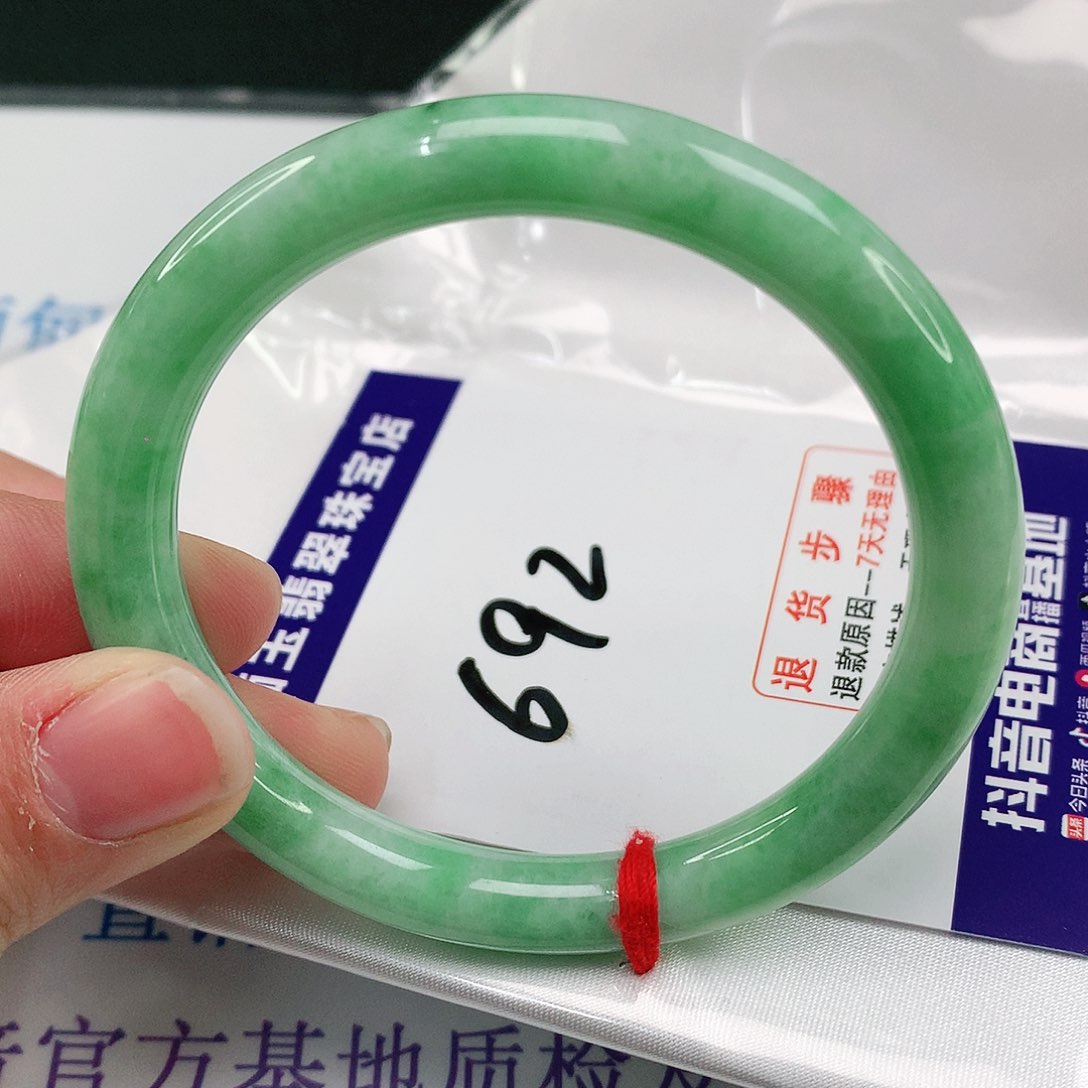 翡翠手镯未镶嵌翡翠