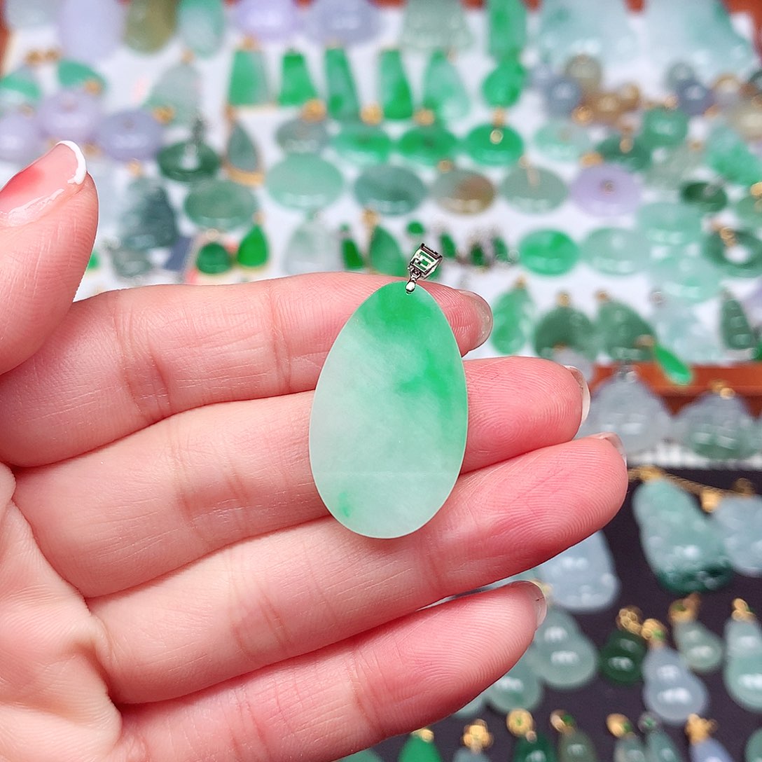 翡翠颈饰18K金镶嵌天然翡翠A货