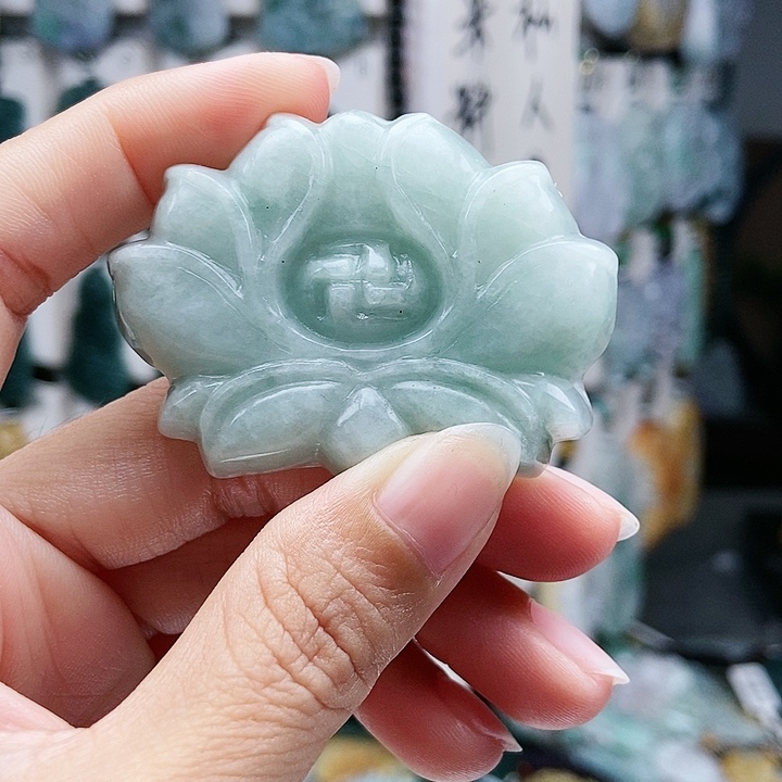 颈饰足铂镶嵌翡翠翡翠