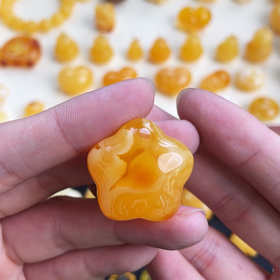 小***儿琥珀未镶嵌珠宝奇石