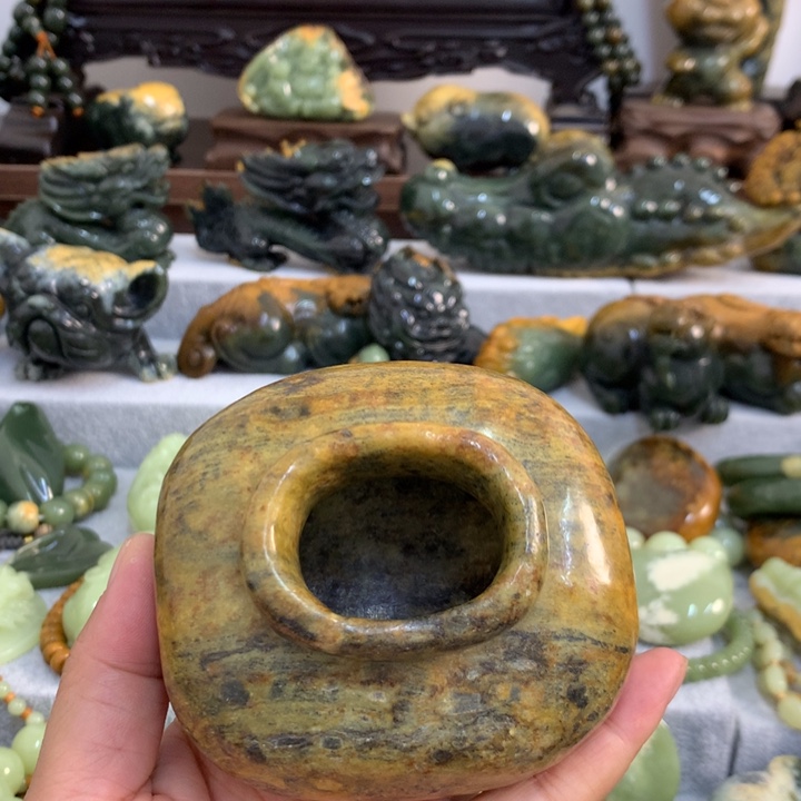 未镶嵌岫岩河磨玉（透闪石质玉）把件