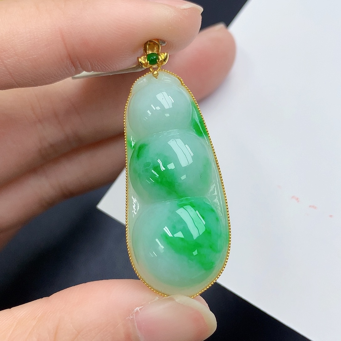 颈饰18K金镶嵌翡翠快*着