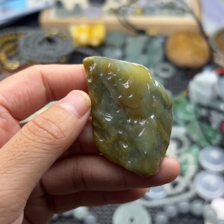 翡翠未镶嵌颈饰毛料