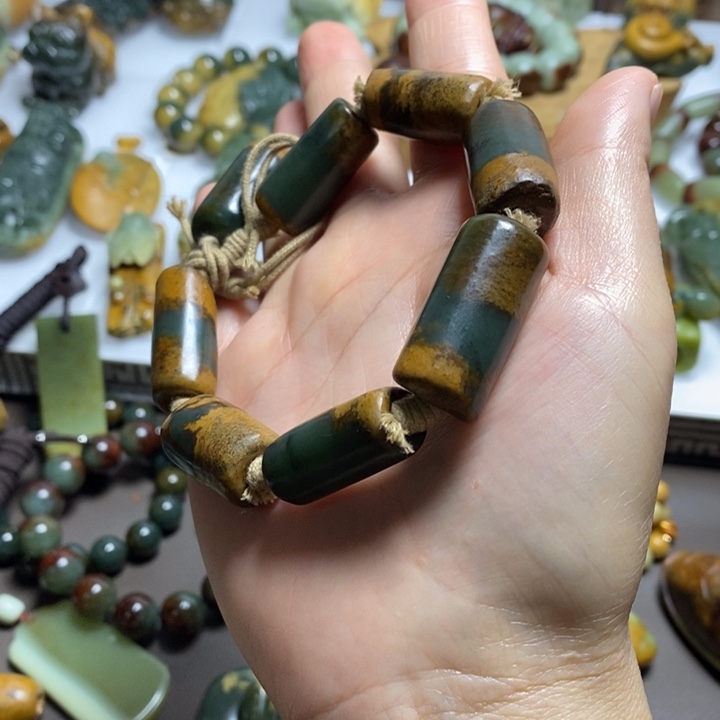 岫岩河磨玉（透闪石质玉）手链未镶嵌月***烟