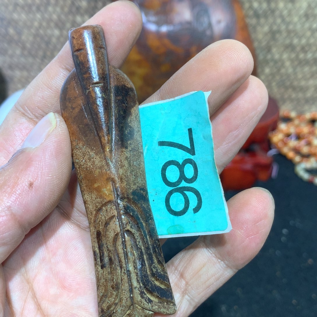 透闪石-蛇纹石玉未镶嵌颈饰