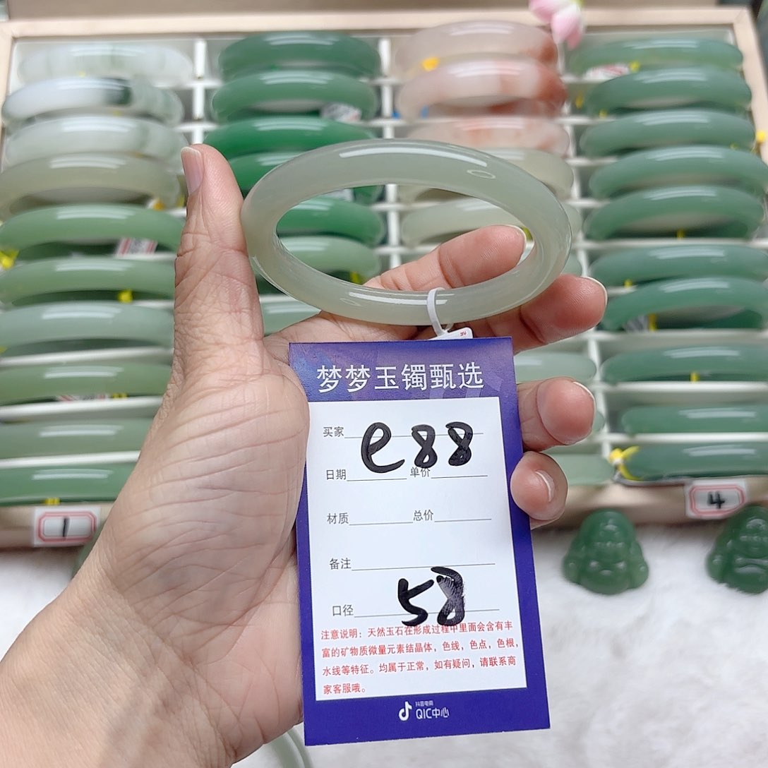 石英质玉手镯未镶嵌听***人