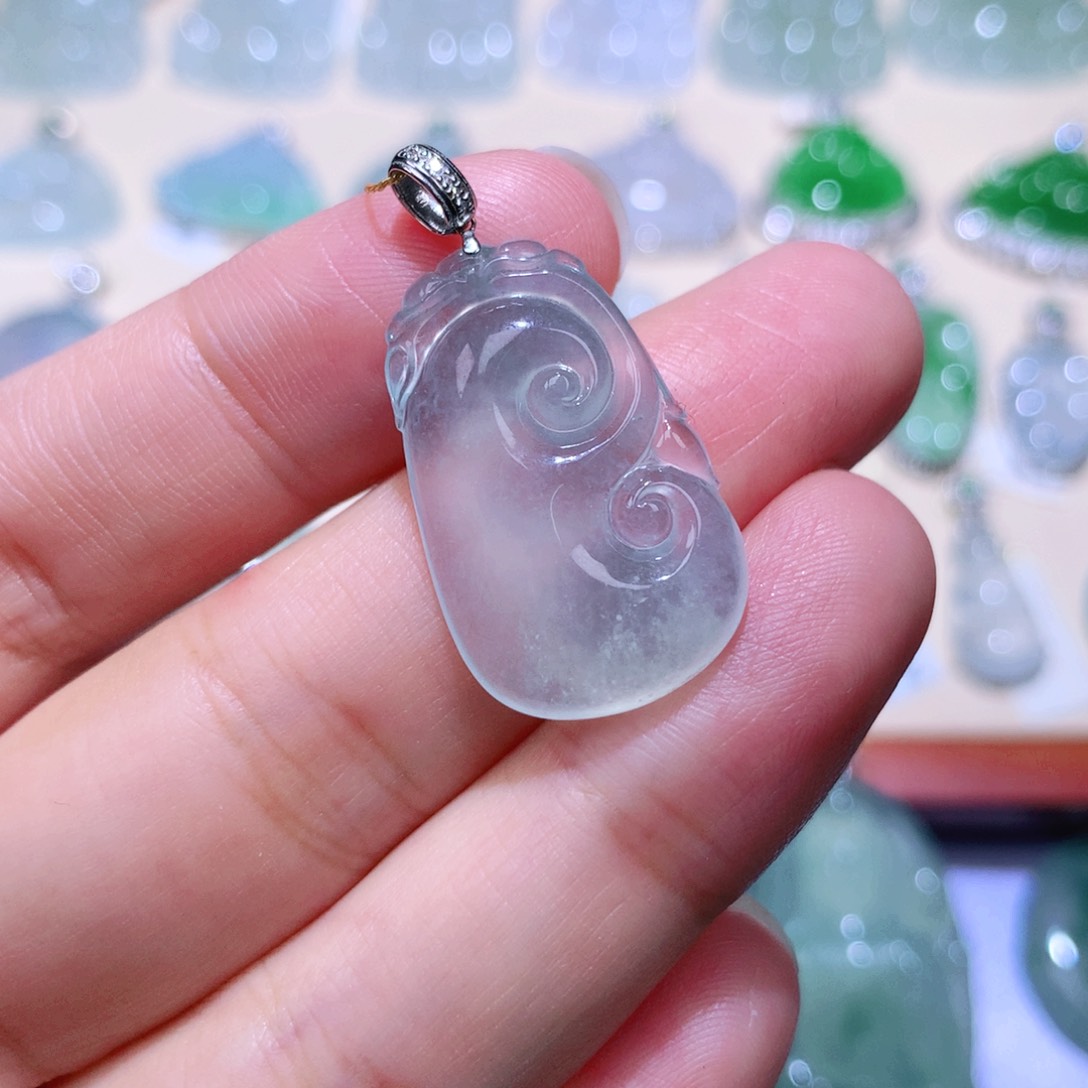 颈饰18K金镶嵌翡翠如意