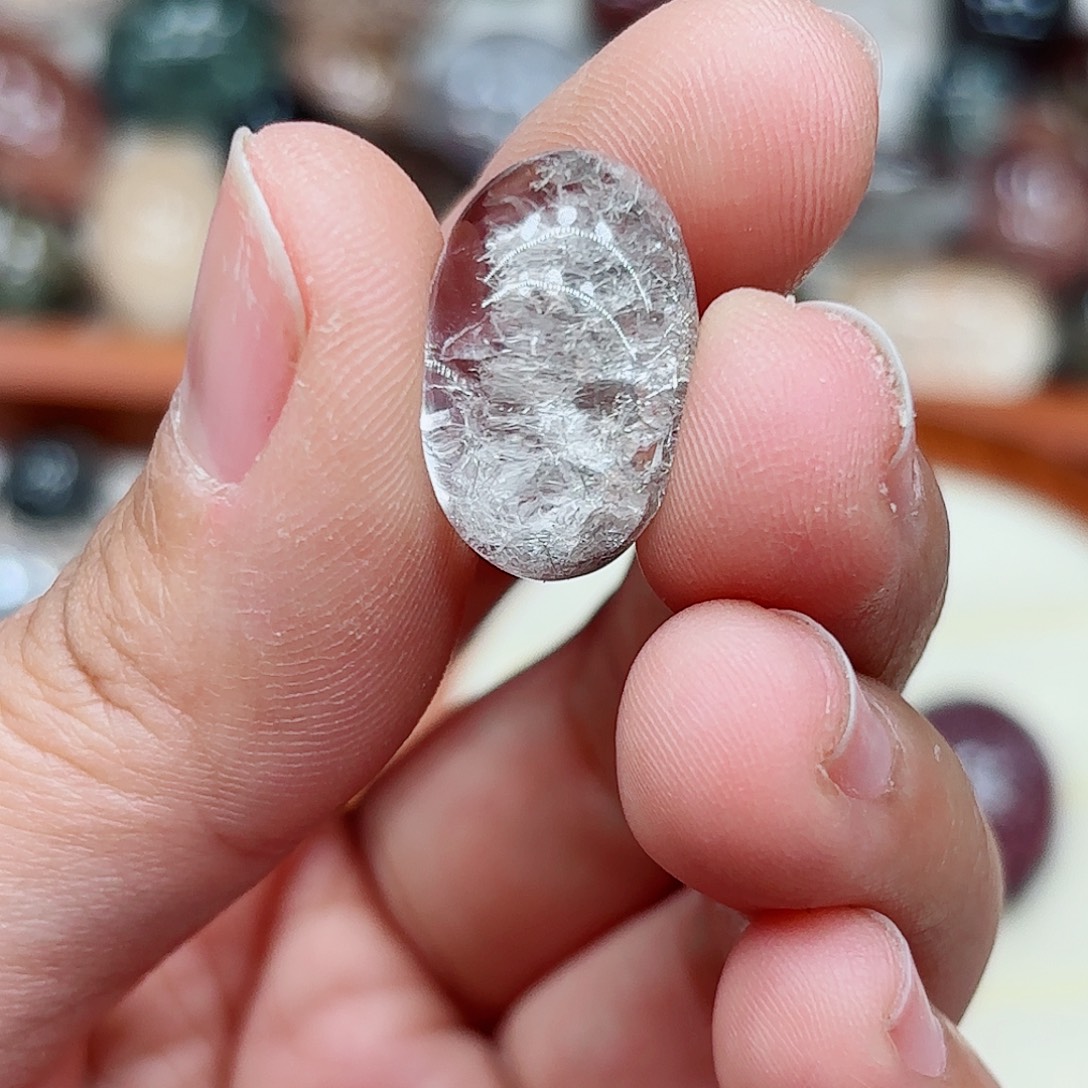 R***W颈饰未镶嵌水晶水晶