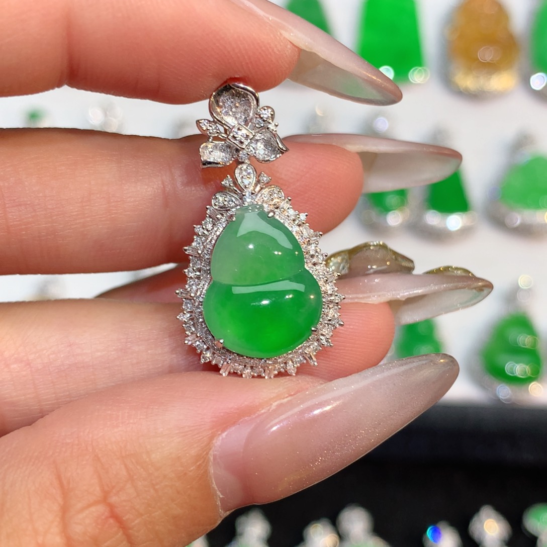 翡翠颈饰18K金镶嵌翡翠