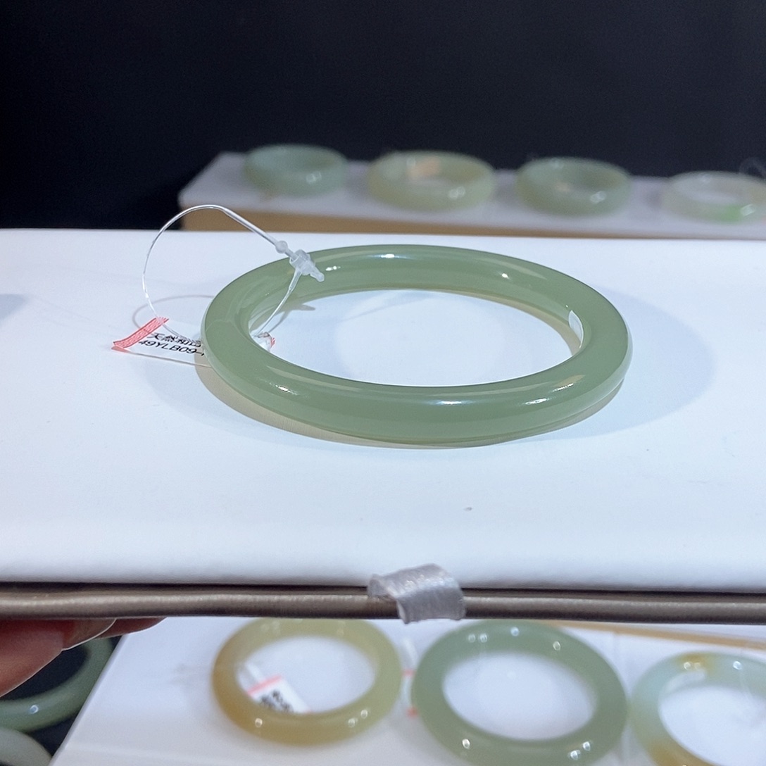 未镶嵌手镯和田玉妮