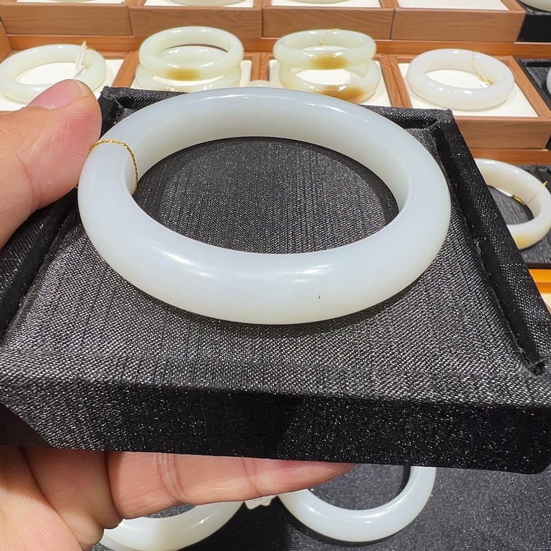 和田玉未镶嵌手镯