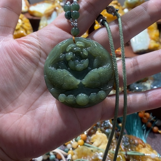 蛇纹石玉未镶嵌颈饰