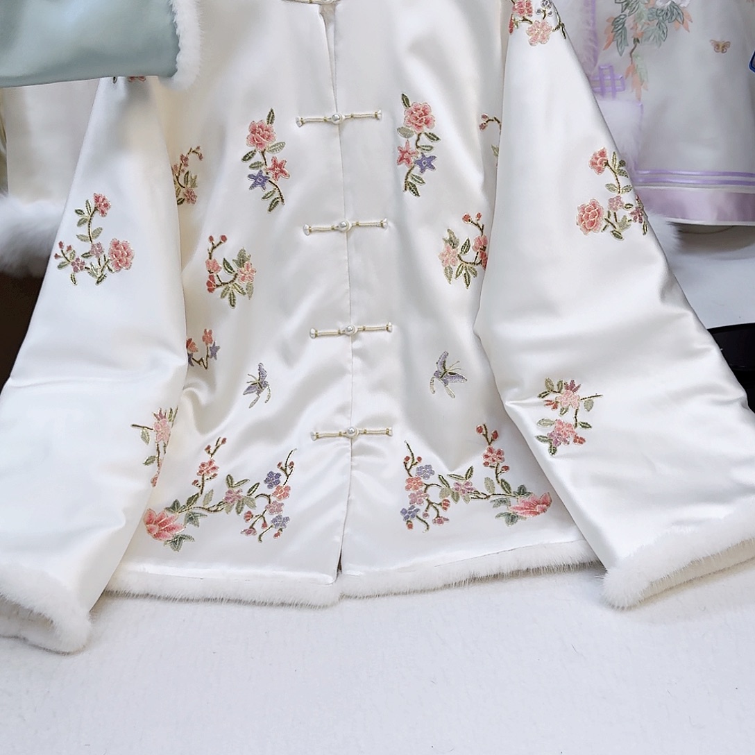 织绣真丝白色对襟棉服