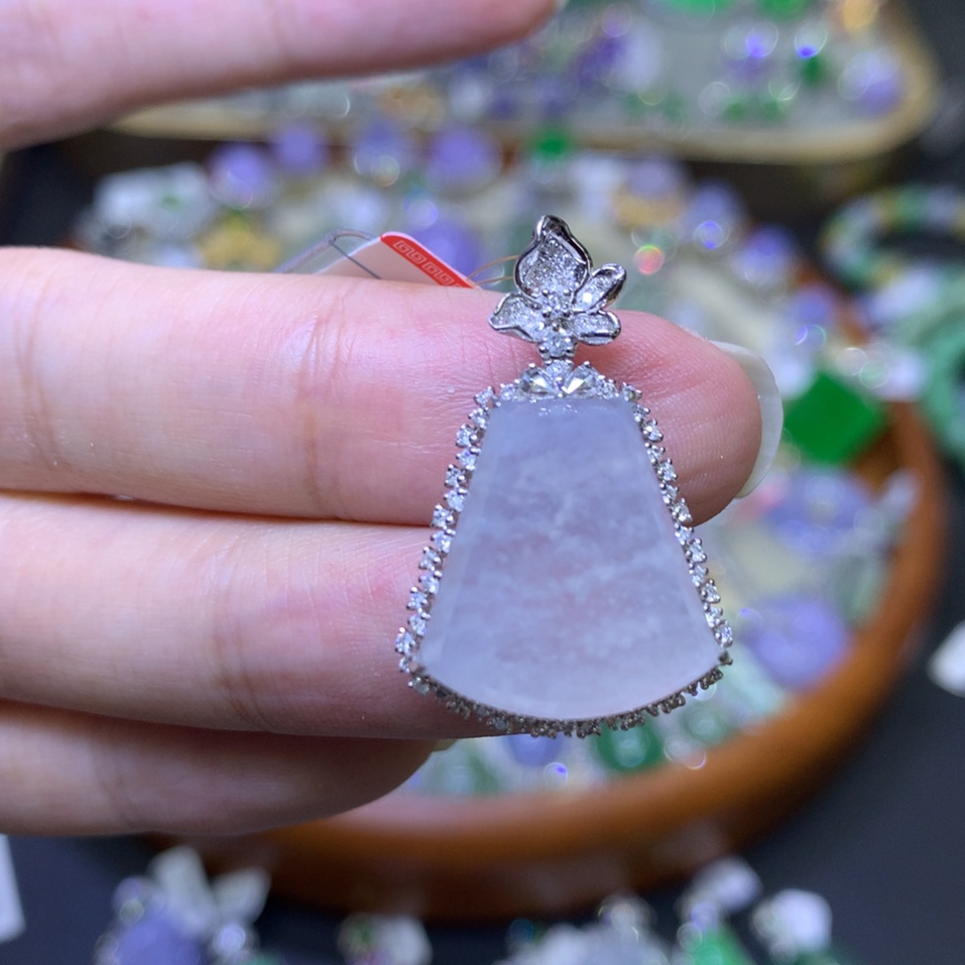 翡翠18K金镶嵌颈饰