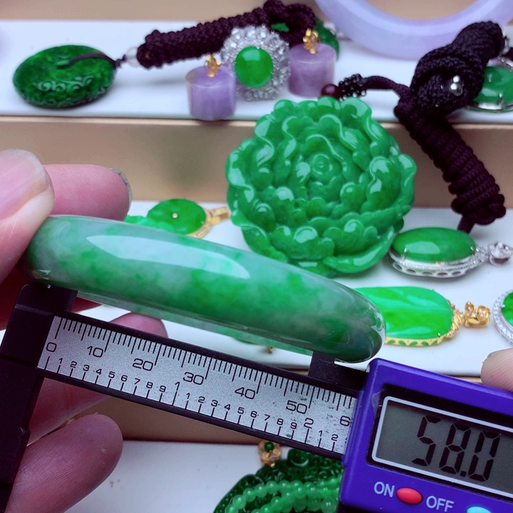 翡翠手镯未镶嵌……