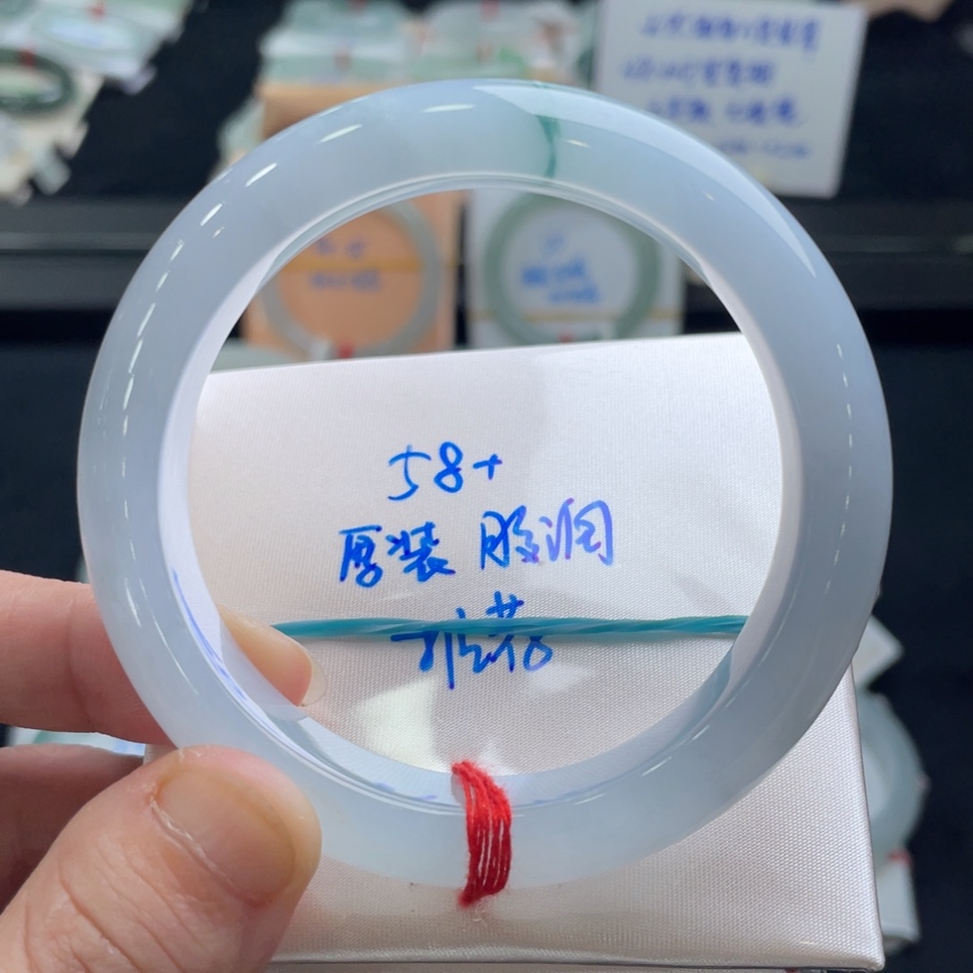 翡翠手镯未镶嵌翡翠手镯