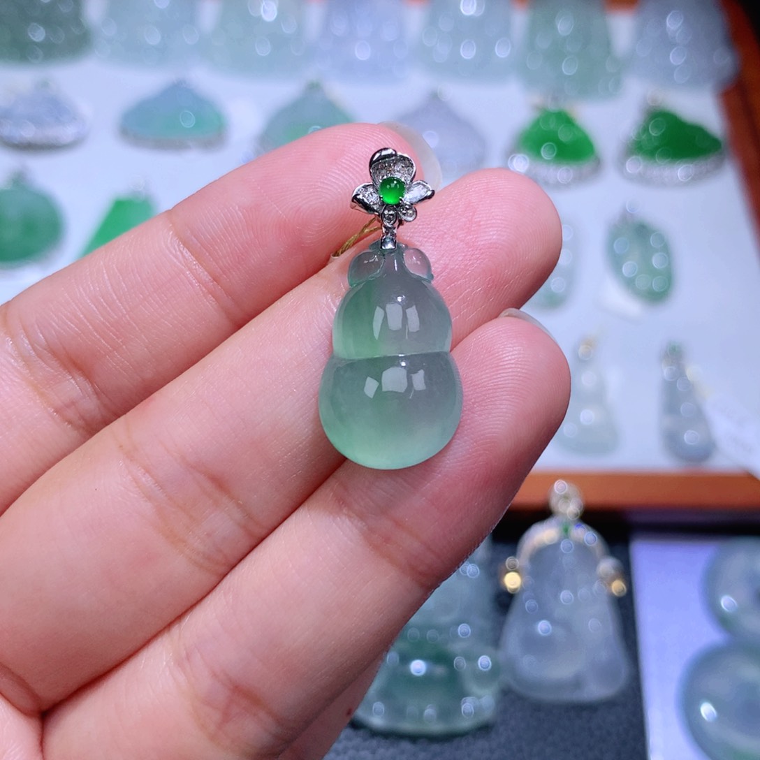 颈饰18K金镶嵌翡翠葫芦