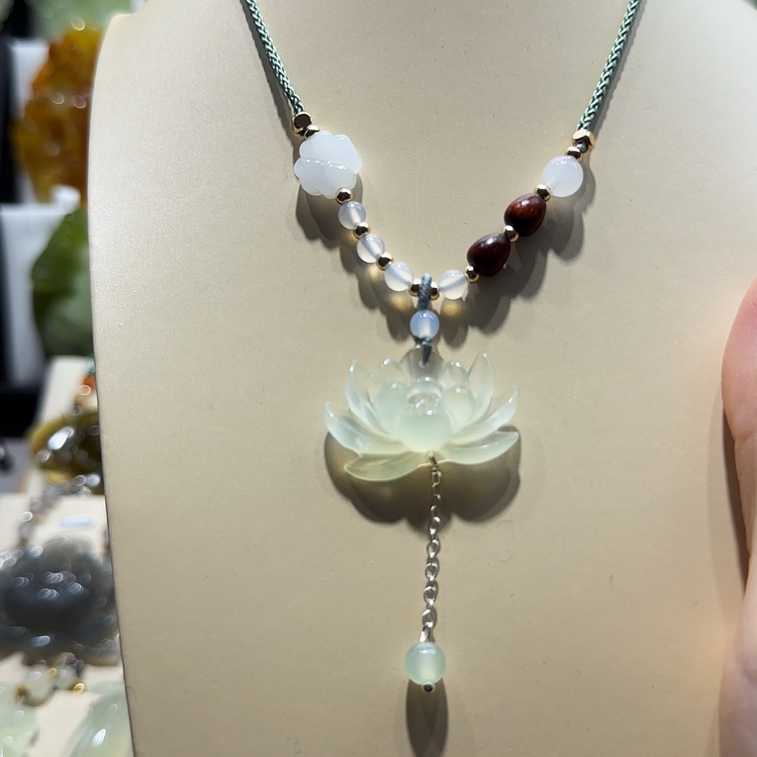 蛇纹石玉未镶嵌颈饰