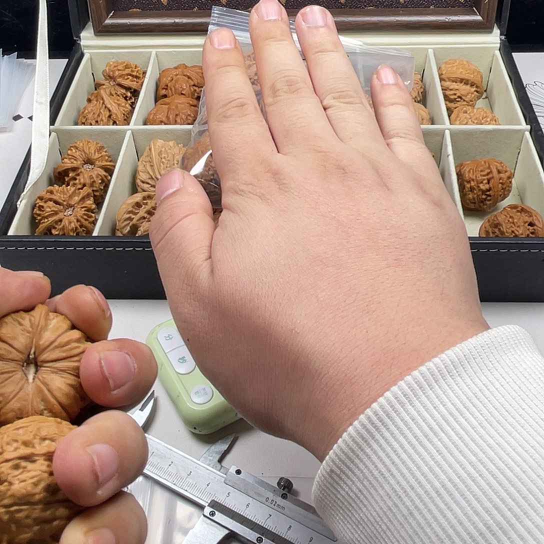 吊坠文玩核桃哈斯巴扬是从英国伦敦抵达