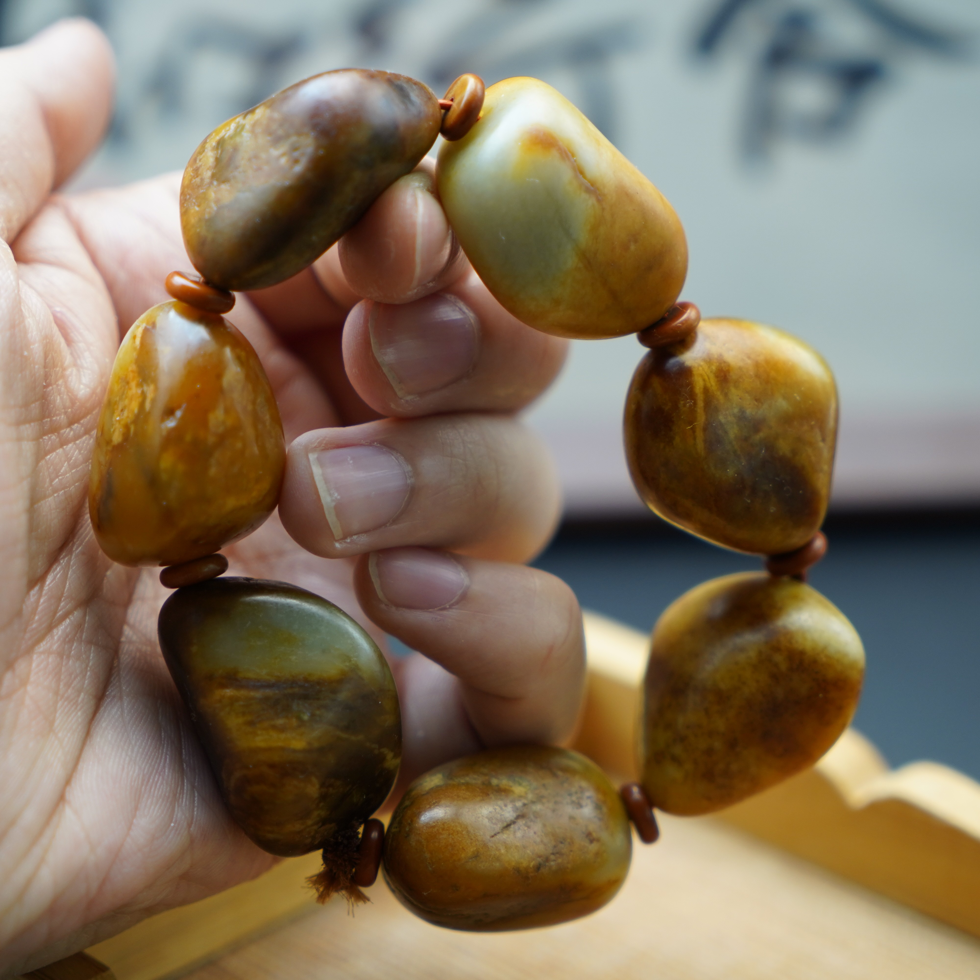 新疆和田玉龙喀什河独籽原石手串大尺寸黄沁红皮传承款收藏品