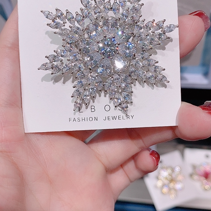 锆石铜合金雪花胸针 银色