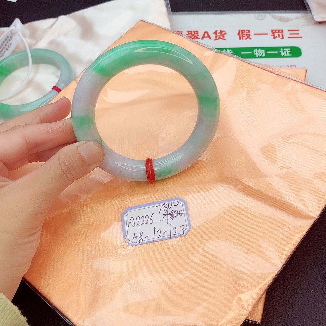 翡翠手镯未镶嵌翡翠