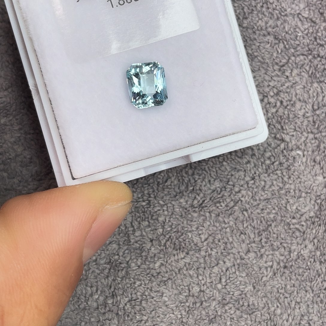 海蓝宝石笔搁未镶嵌1.86Ct。  