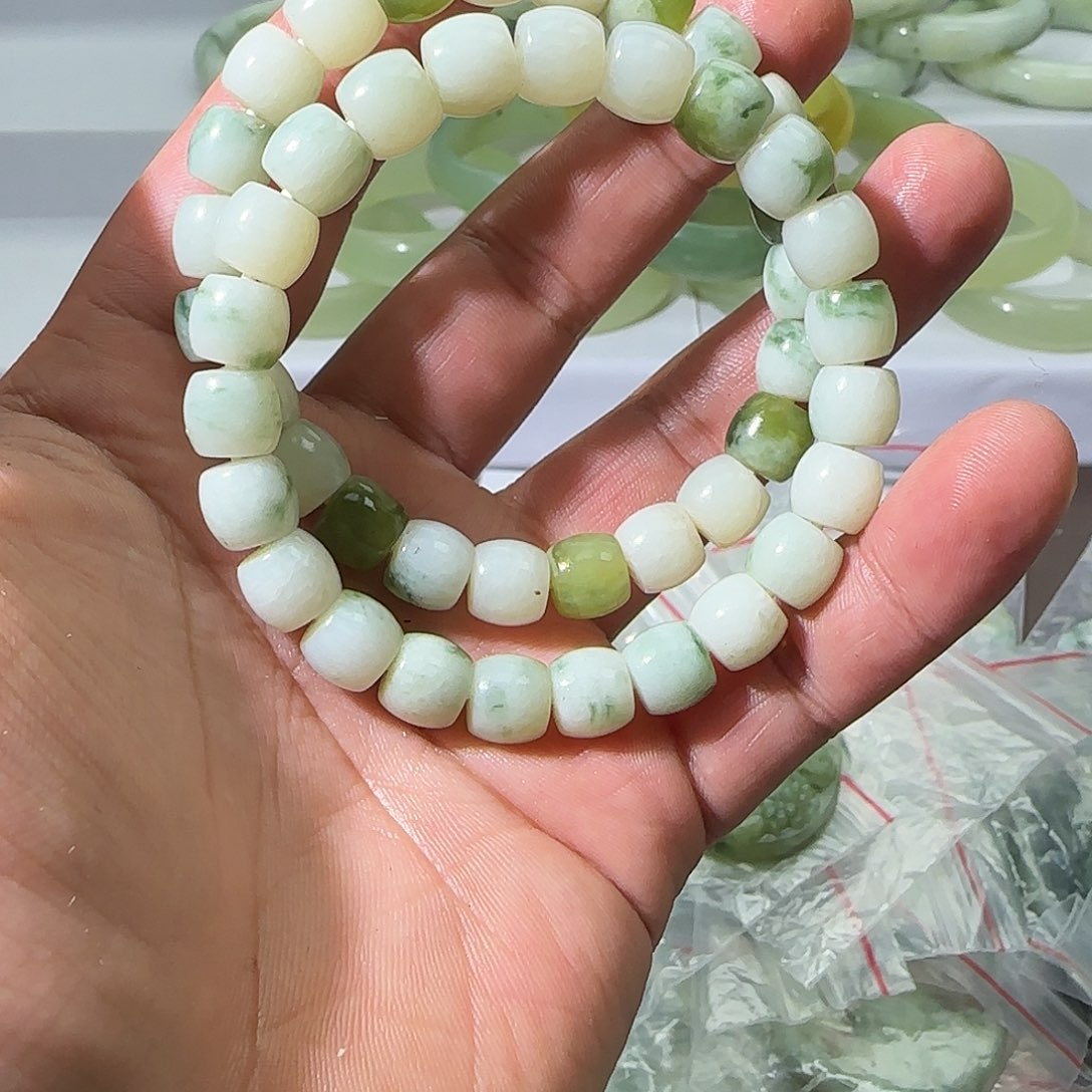 蛇纹石玉未镶嵌颈饰