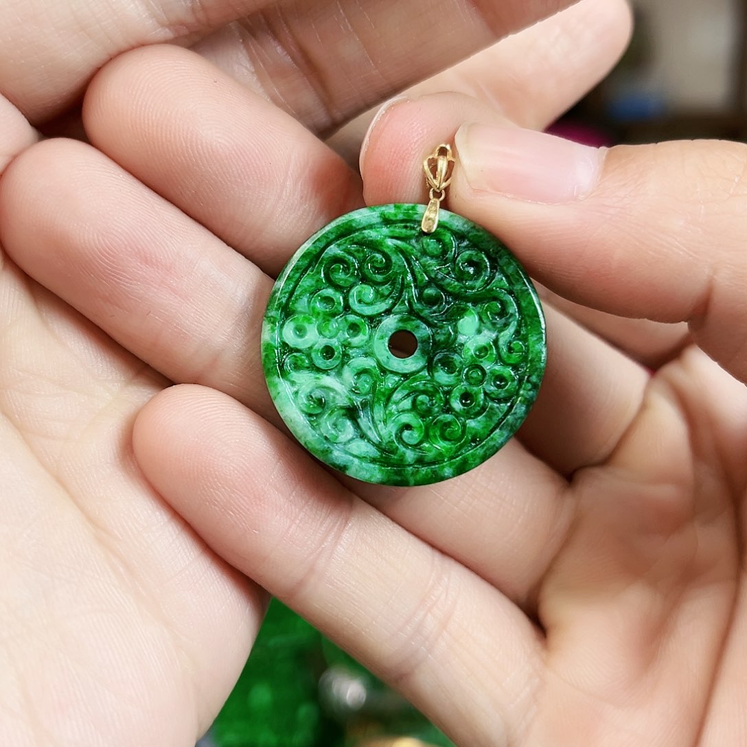 翡翠颈饰18K金镶嵌吊坠多样性