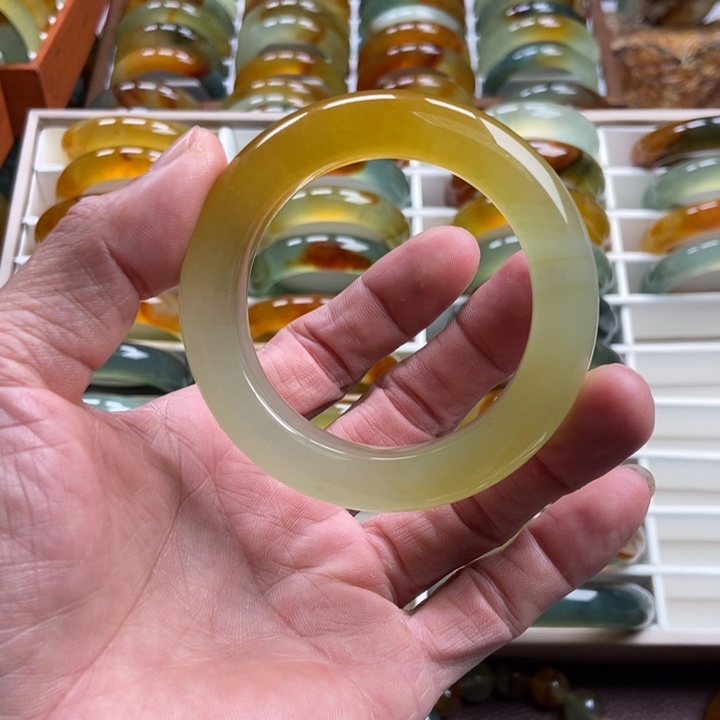 月***白蛇纹石玉未镶嵌手镯