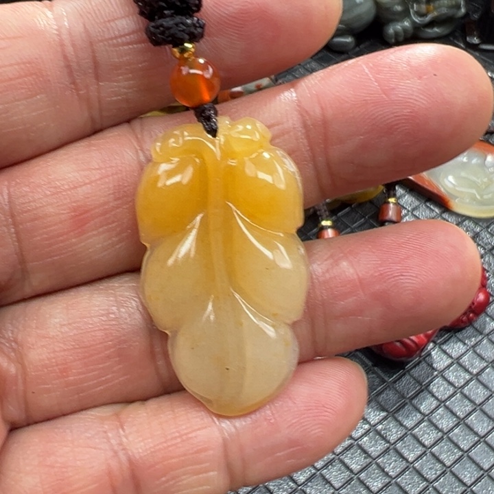 石英质玉（黄龙玉）颈饰未镶嵌