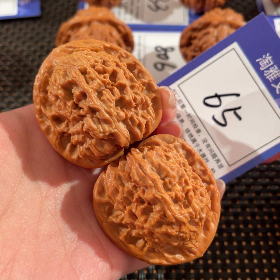 文玩核桃把件65号43尺红狮子