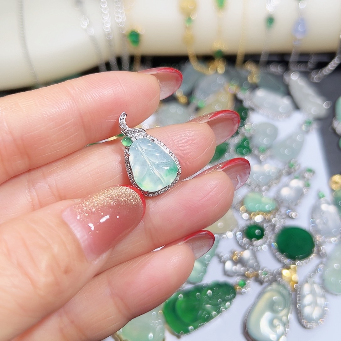 翡翠吊坠(不含链)18K金镶嵌