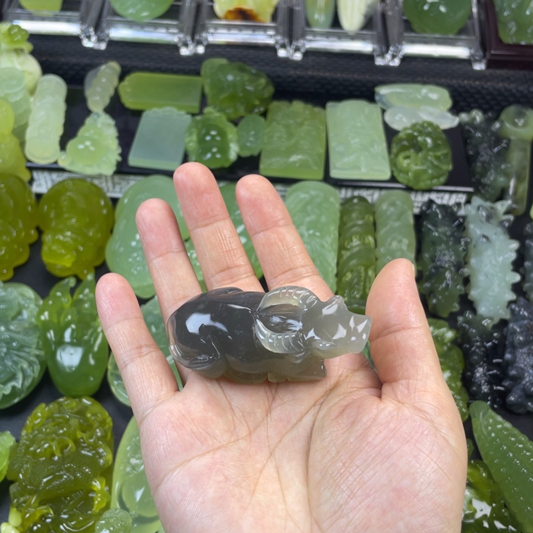 蛇纹石玉未镶嵌珠宝奇石