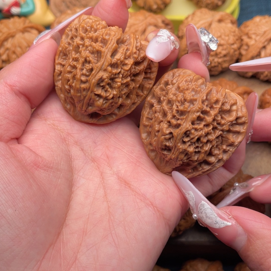 文玩核桃把件全品，红皮三角南疆43