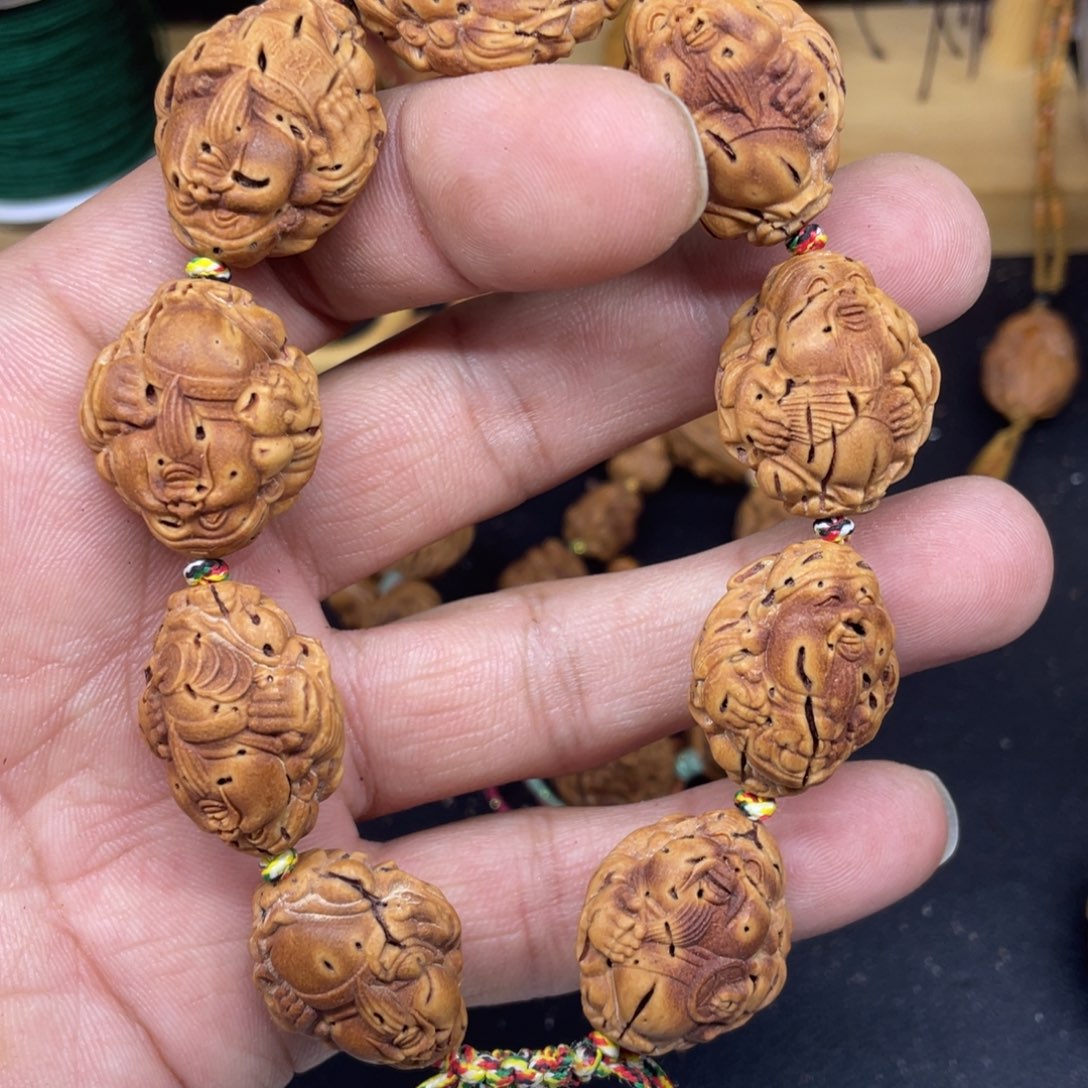 桃核雕刻财神手串