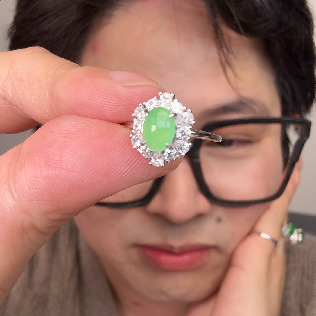 翡翠未镶嵌颈饰一件