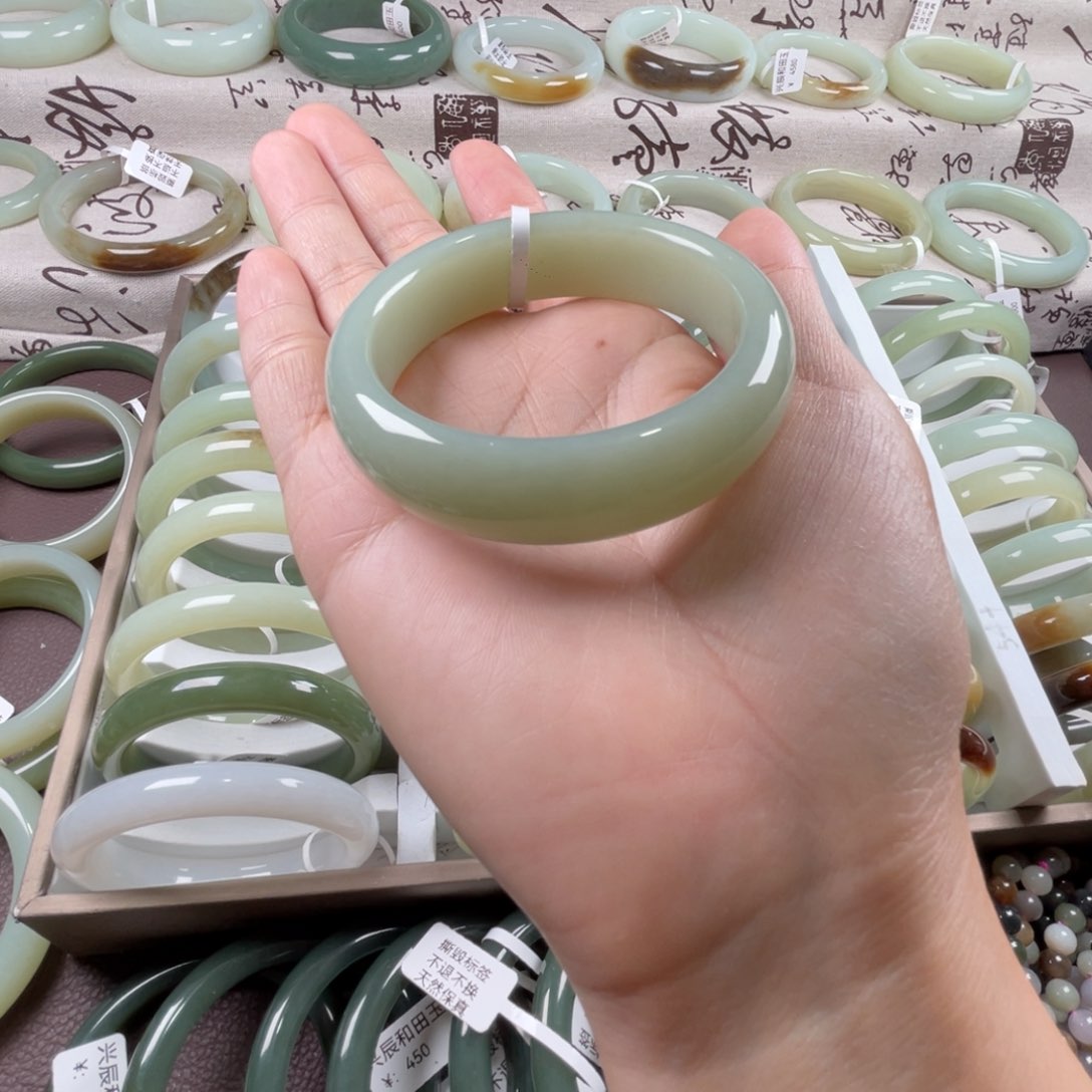 和田玉手镯未镶嵌