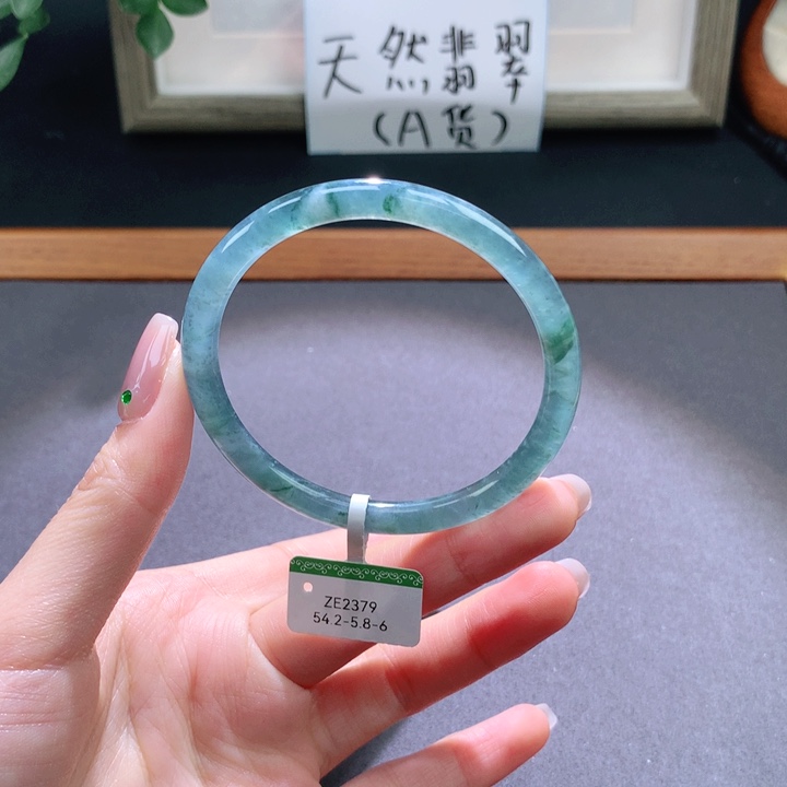 翡翠手镯未镶嵌天然翡翠手镯