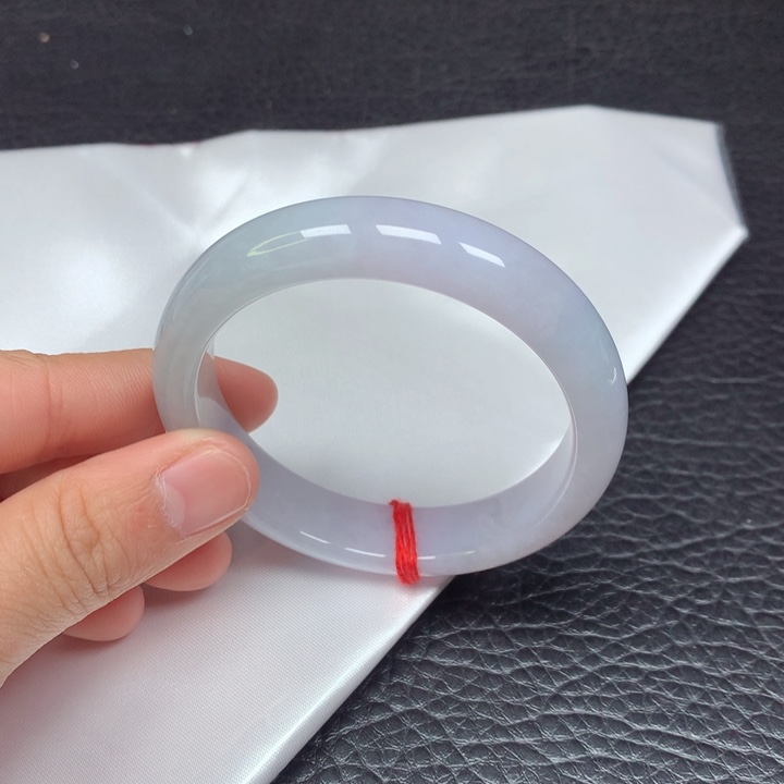 翡翠手镯未镶嵌。