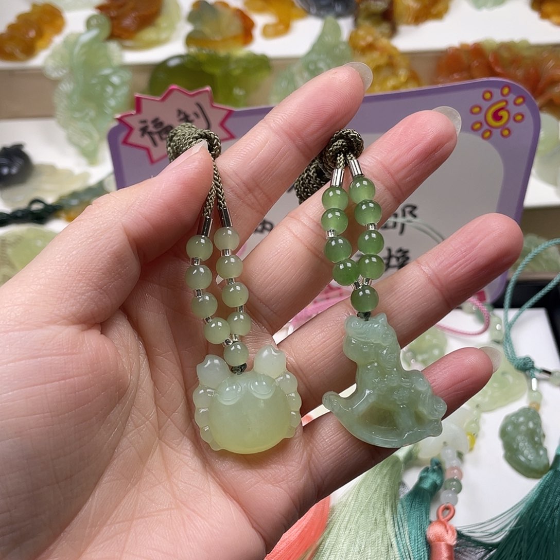 蛇纹石玉未镶嵌颈饰