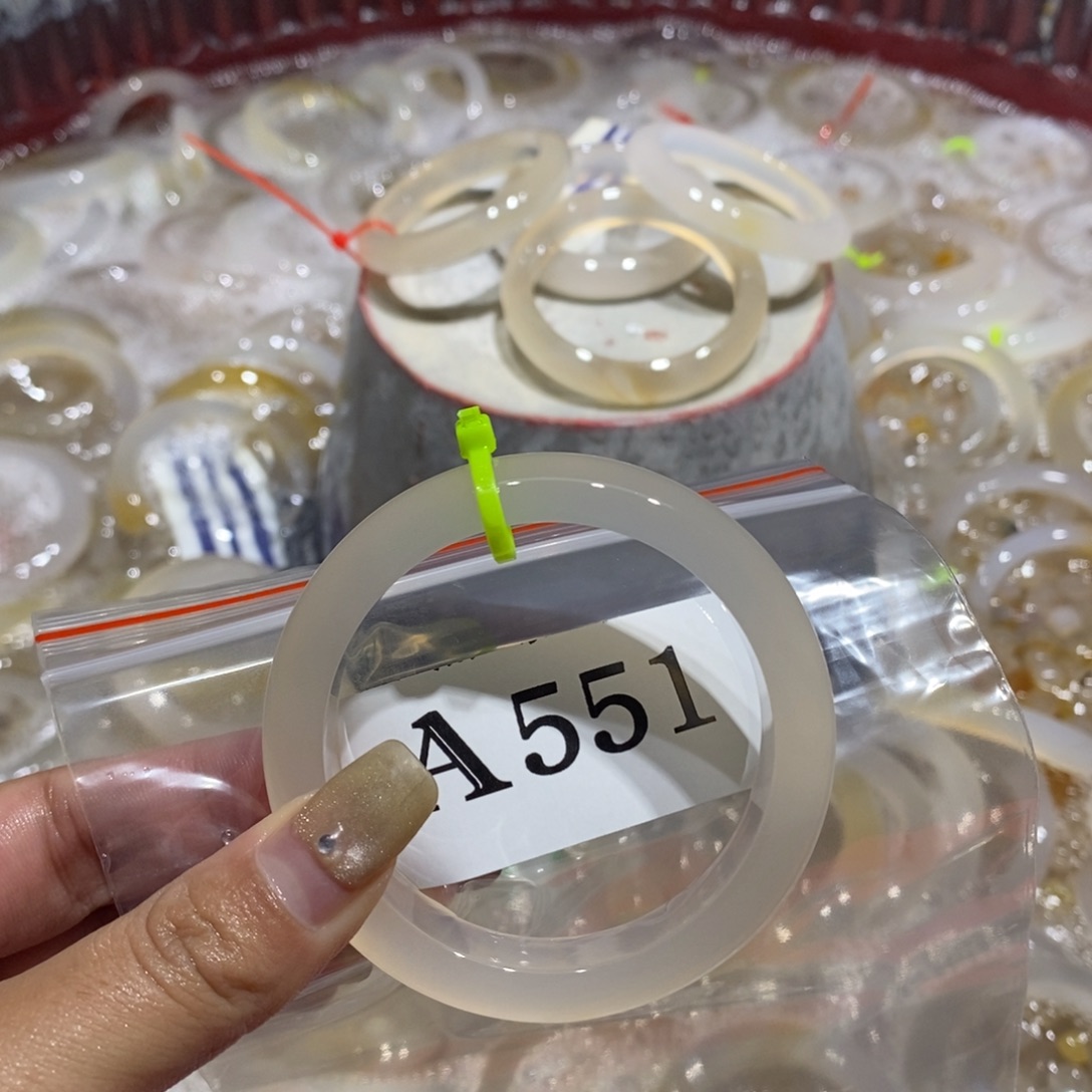 丫***_玛瑙/玉髓未镶嵌手镯